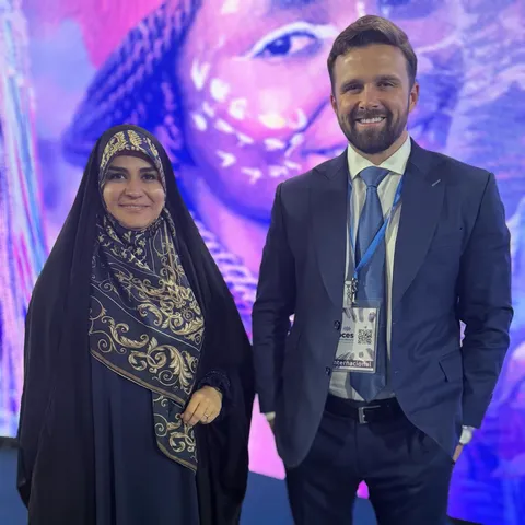 سحر امامی در کنار جکسون هینکل