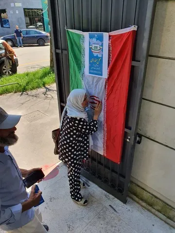 بوسه به پرچم جمهوری اسلامی ایران از ایتالیا
