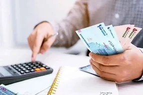 اظهارات عجیب معاون وزیر اقتصاد روی آنتن زنده/ یکی از عوامل تورم ارائه وام به مردم توسط بانک‌ها است!