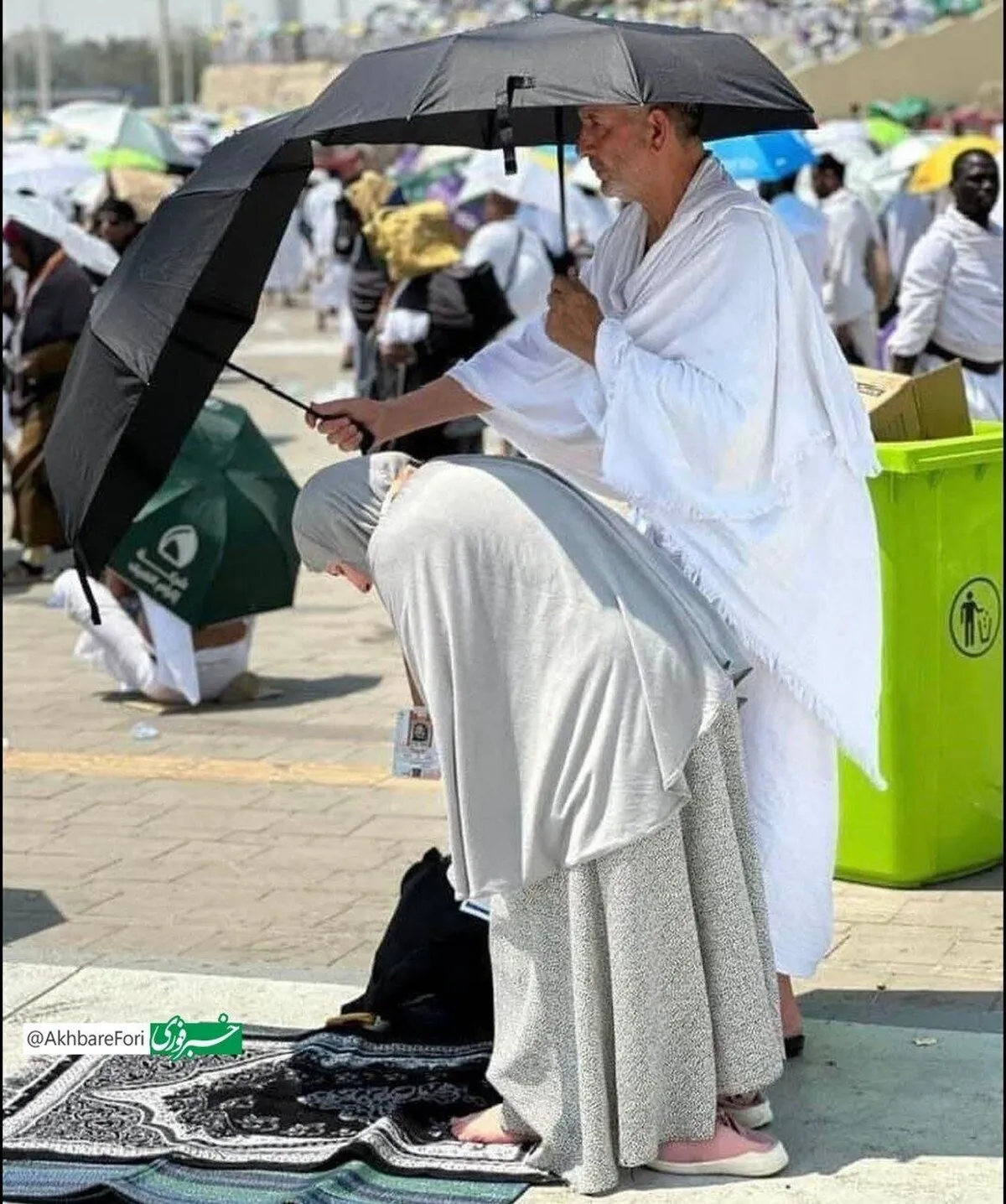 اقدام تحسین‌برانگیز یک زائر خانه خدا برای همسرش در مراسم حج امسال