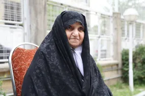 تصاویری از مادرِ ابراهیم رئیسی بعد از شهادت ایشان