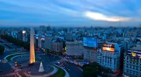 لحظه هولناک سقوط هوادار آرژانتینی از بالای پل + فیلم