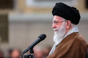 اقامه نماز ظهر جمعی از نخبگان و مدال آوران علمی ایران به امامت رهبر انقلاب