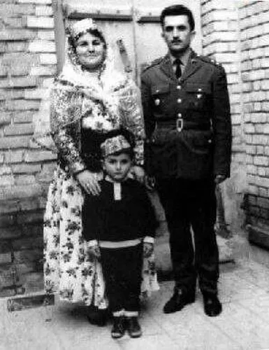 قابی قدیمی از دوران کودکی پزشکیان در کنار پدر و مادرش
