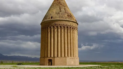 راز ساعت خورشیدی رادکان؛ تنها تقویم سنگی جهان که اول دی سخن میگوید