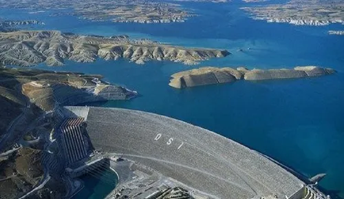 کشتی تفریحی چگونه از کانال باریک عبور می‌کند؟