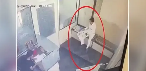 لحظه برخورد مرگبار هواپیما با بمب افکن بی ۱۷ در آمریکا + فیلم و عکس