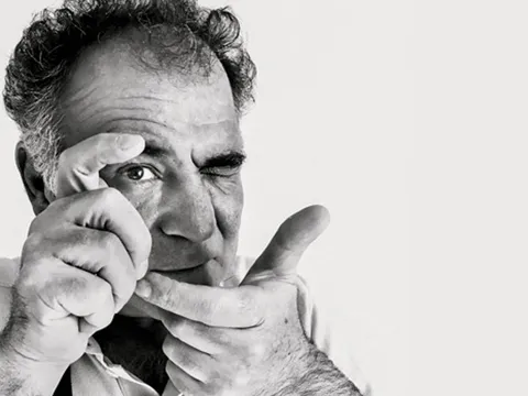 عکاس معروف ایرانی در تظاهرات فرانسه زخمی شد!