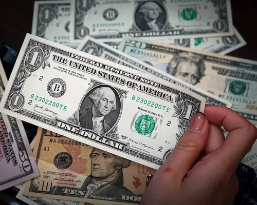 کاهش دوباره دلار با وجود شوک بنزین و فشار بازارساز