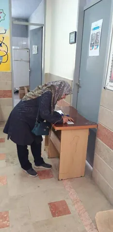 همسر مصطفی تاج زاده با یک پلاکارد خاص پای صندوق رأی