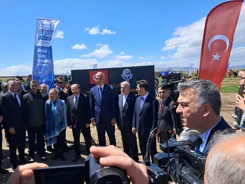 صالحی امیری در ارزروم درخت کاشت