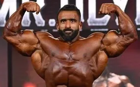 (عکس) تیپ و لباس عجیب هادی چوپان در یک مراسم رسمی