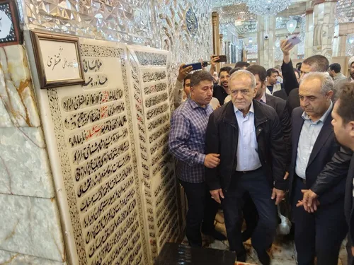 قرائت فاتحه بر مزار آیت&zwnj;الله منتظری توسط پزشکیان