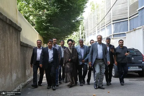 تصاویری جدید از سیدمحمد خاتمی در کوچه‌های جماران قبل از رأی دادن در انتخابات ریاست جمهوری