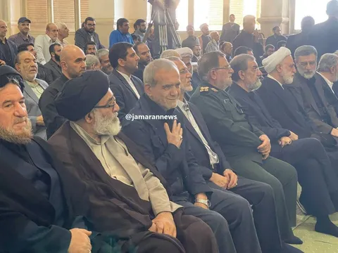 عکسی از مسعود پزشکیان در مراسم چهلم شهید رئیسی