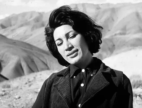 شهرداری تهران عکس بدون حجاب فروغ فرخزاد را پخش کرد! +عکس