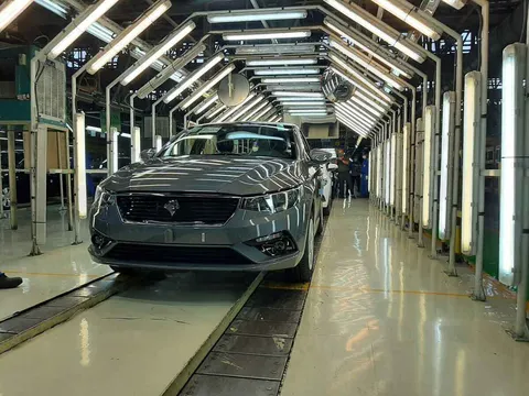 جدول قیمت خودروهای ایران‌خودرو امروز ۲۴ آذر ۱۴۰۴ | بازار و کارخانه