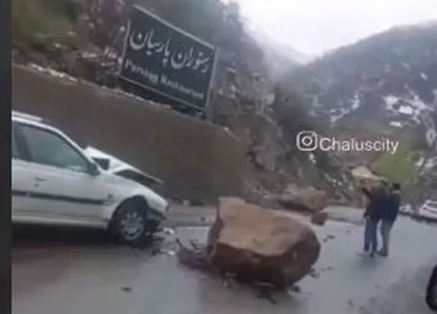 ریزش سنگ در محدوده سیاه بیشه جاده چالوس