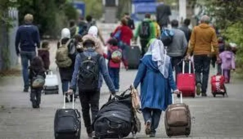 ویدیویی عجیب از خروج ۱۸ نفر از یک خودروی سواری