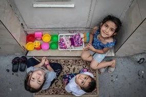 لالایی خواندن پراحساس دختربچه برای یک لنگه کفش!