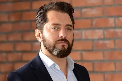ویدیویی عجیب از خروج ۱۸ نفر از یک خودروی سواری