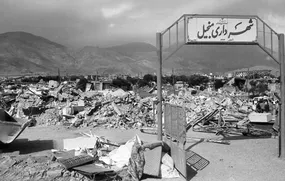 نگاه مات پدر به فرزندش در زلزله مرگ‌بار رودبار