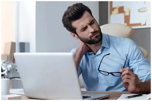 با انجام چند تمرین کششی گردن، از درد دور بمانید