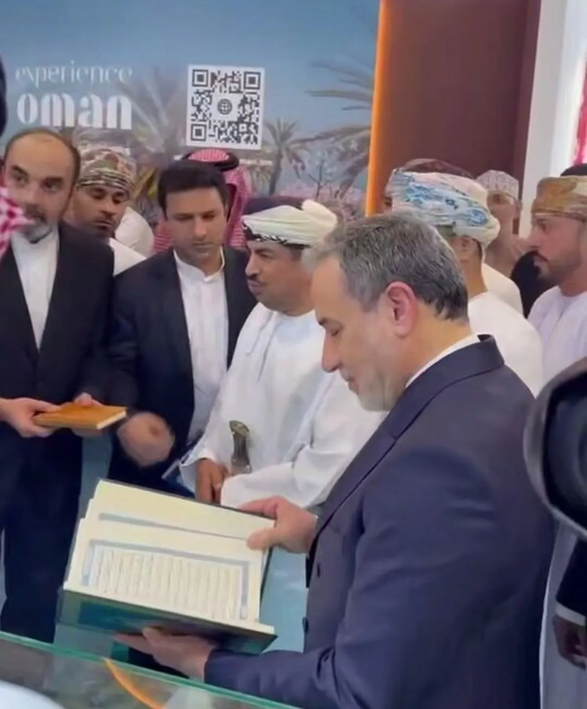 هدیه سعودی‌ها در نمایشگاه کتاب عمان به عراقچی چه بود؟