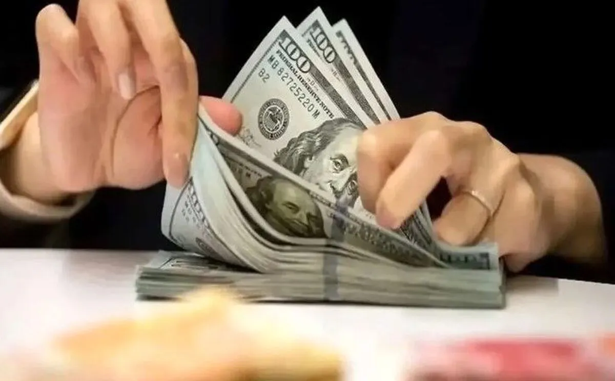 نوسان هیجانی دلار میان ۱۴۰ تا ۱۴۴ هزار تومان؛ بازار در انتظار خبر