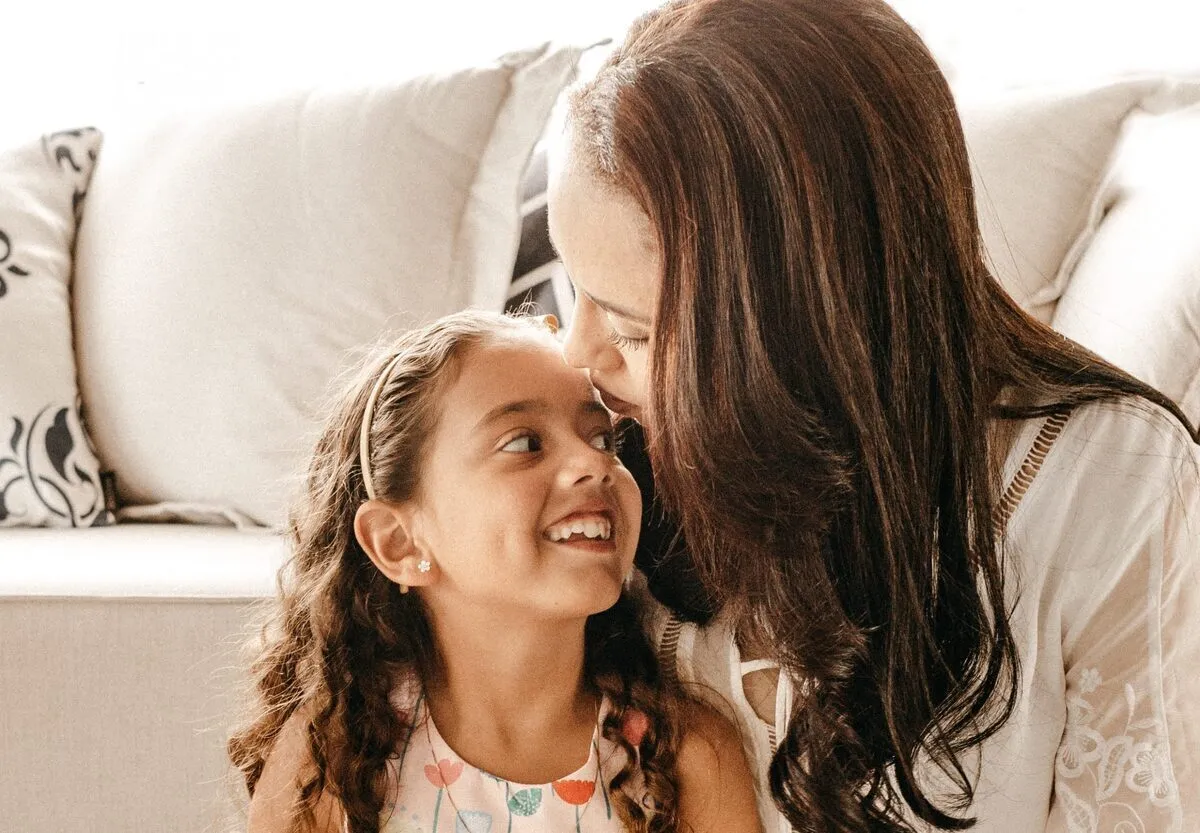 قبل از ۱۳ سالگی دخترتان این ۲۰ مورد را حتما با وی به اشتراک بگذارید!