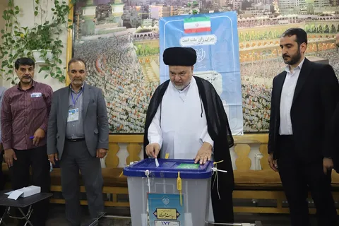 نماینده آیت‌الله سیستانی رأی خود را به صندوق انداخت