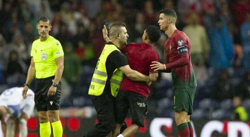 جیمی&zwnj;جامپ عجیب در آغوش رونالدو