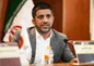 یکی جلوی دبیر را بگیرد واقعا فکر کرده دبیر است!