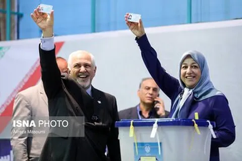 عکسی از ژست خاص ظریف و همسرش پای صندوق رأی