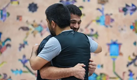 استقبال گرم علیرضا دبیر از حسن یزدانی در تمرین تیم ملی کشتی