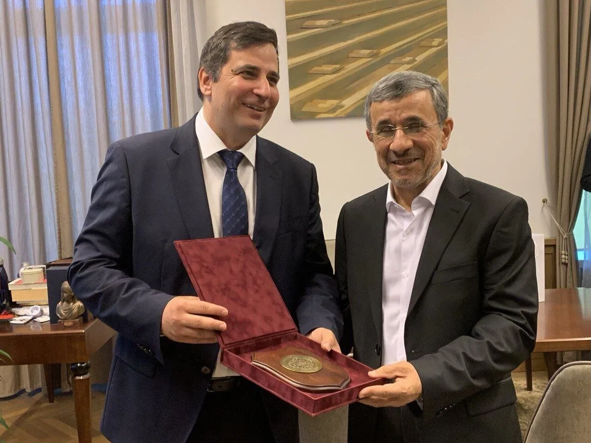 چرا احمدی نژاد به خارجی‌ها هدیه می‌دهد؟