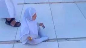 طواف جالب یک کودک در کنار خانه خدا + فیلم
