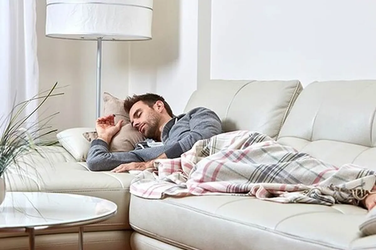 به ۵ دلیل نباید روی کاناپه خوابید!