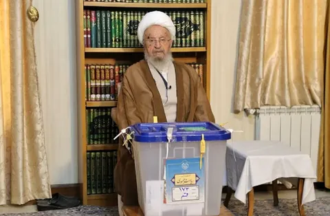 آیت‌الله مکارم شیرازی رأی خود را در صندوق انداخت