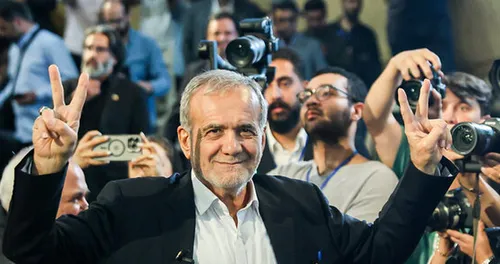 مسعود پزشکیان همراه با محمدجواد ظریف در دبیرستان دخترانه عاشورا برای رأی دهی