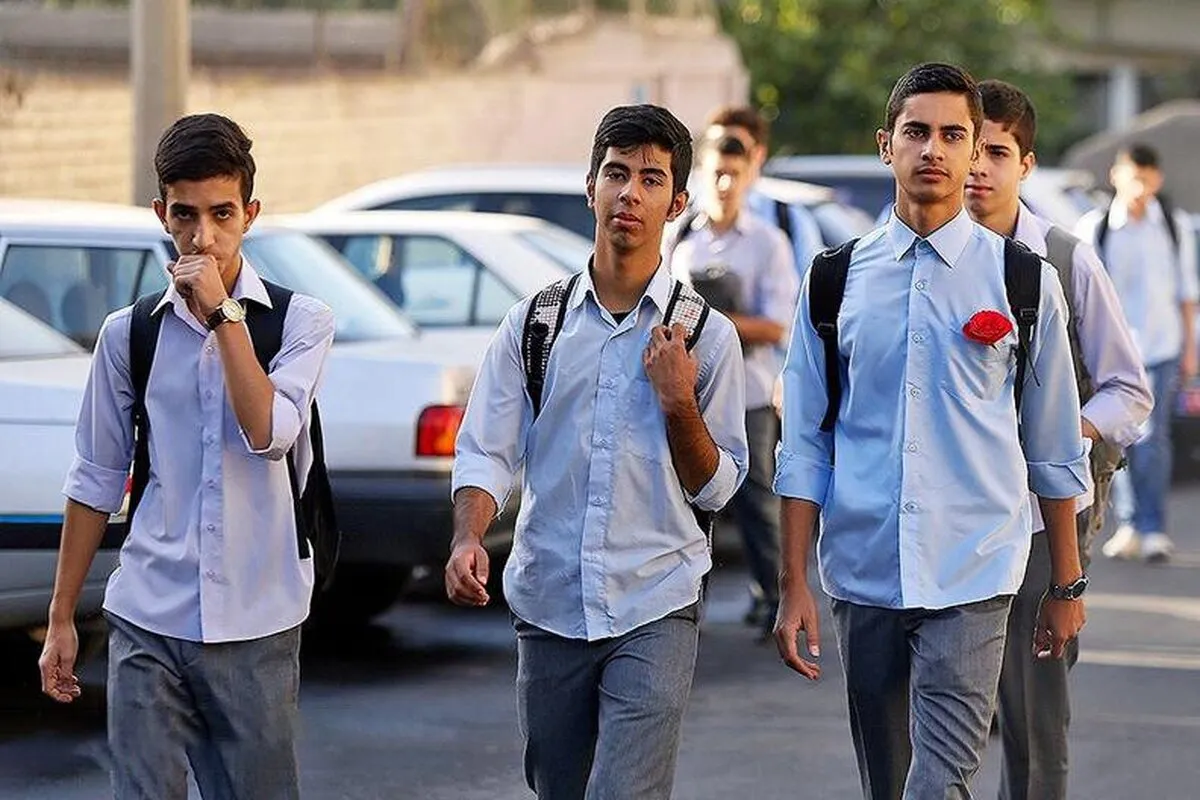 دبستانی‌ها و دبیرستانی‌ها با فاصله زمانی به مدرسه می‌روند