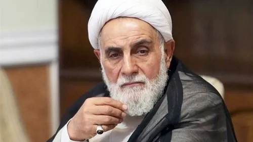 عکسی متفاوت از ناطق نوری بر مزار شجریان