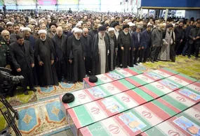 اقامه نماز رهبر انقلاب بر پیکر رئیس جمهور و همراهان + فیلم
