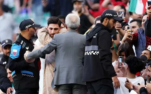 علیرضا جهانبخش بعد از پیروزی ایران مقابل ژاپن در آغوش پدر و مادرش