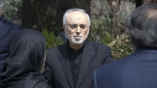 اقامه نماز رهبر انقلاب بر پیکر رئیس جمهور و همراهان + فیلم
