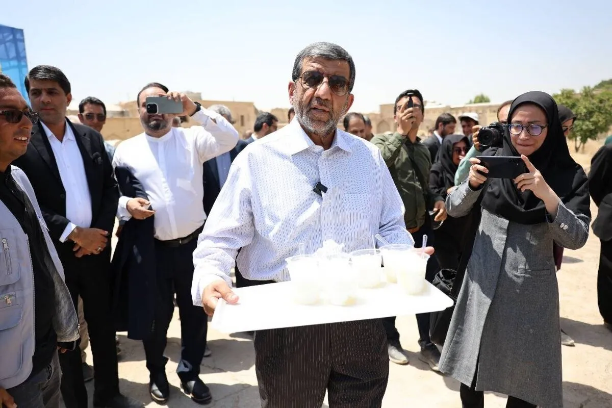 عذرخواهی ضرغامی از خبرنگاران با فالوده شیرازی
